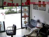 高考男孩独自骑车赶考，中午空着肚子进理发店歇脚，老板瞬间心疼：来我这吃饭！