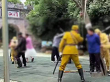 大爷看演出时“入戏太深”，冲上台拳打脚踢扮演“日军”的演员，景区回应