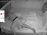 爸爸带娃时睡着半个身子压住宝宝，宝宝挣扎许久未果，妈妈看到监控后赶紧打电话