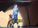 “陈小春边哭边改”登上热搜！演唱会遭观众喊退票，1288元门票仅看后脑勺