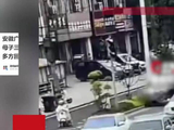 母子三人等红绿灯，一辆车突然冲过来撞向3人！致1人死亡、2人受伤