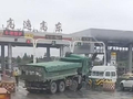 上海绕城高速高东收费站：土方车撞击车道岛头受损 所幸未有人员受伤