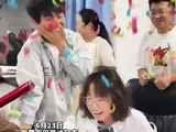 女生高考查分斩获601分，看到亮眼成绩，老师们鸣礼炮齐声欢呼，女孩难掩激动