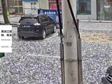 黑龙江一市突遇冰雹天气，目击者：如核桃大小，持续20分钟，有车辆被砸受损