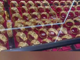 国际金价几度跌破4000美元，有顾客“扫货”金项链，有商家称“跌没了一辆迈巴赫”