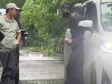 丁禹兮雨中展示应援棒