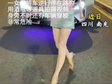 女子违停举酒瓶拍视频被处罚，交警：马路不是秀场