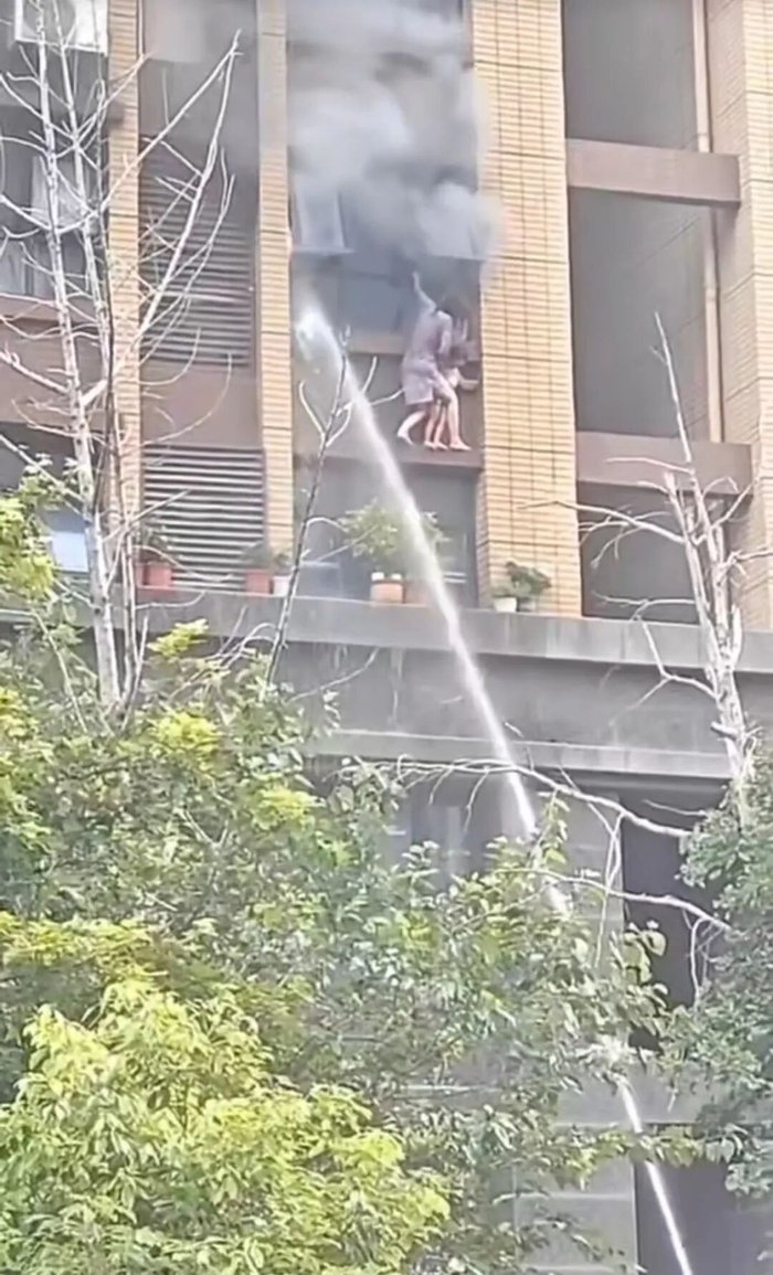 连云港消防回应火灾母女坠楼