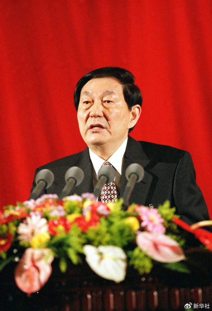 1999年3月5日，朱镕基同志在第九届全国人民代表大会第二次会议上作政府工作报告。新华社记者 刘前刚 摄