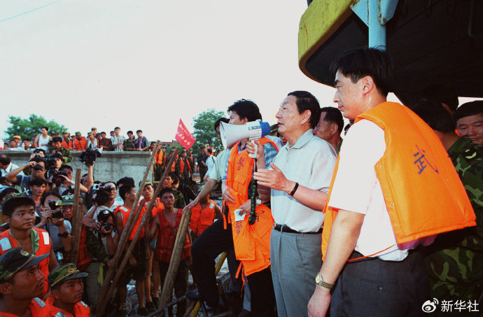 1998年8月9日，朱镕基同志在江西省九江市防洪墙堵口现场指挥抗洪抢险工作。新华社记者 章武 摄