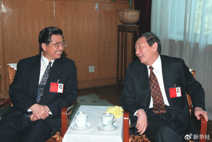 1997年9月18日，胡锦涛同志与朱镕基同志在北京人民大会堂交谈。新华社记者 王新庆 摄