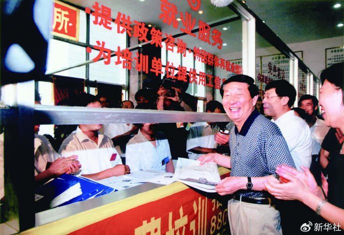 2002年7月22日，朱镕基同志在辽宁省沈阳市大东区职业技术培训中心考察。新华社记者 鞠鹏 摄