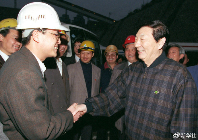 1998年12月29日，朱镕基同志在三峡工程施工现场与技术人员亲切握手。新华社记者 王新庆 摄