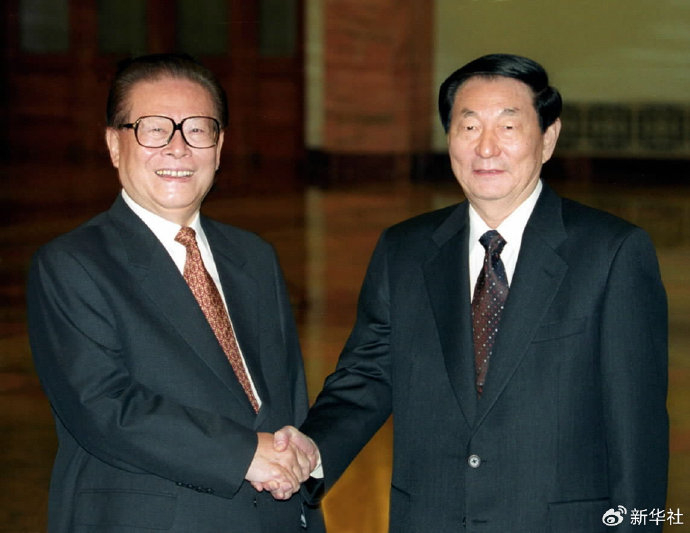 2002年10月22日，江泽民同志和朱镕基同志在北京人民大会堂合影。新华社记者 王新庆 摄