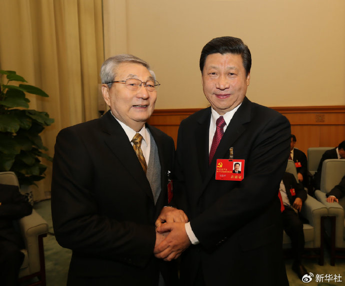 2012年11月14日，在党的十八大闭幕前，习近平同志同朱镕基同志在一起。新华社发