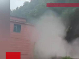 “屋前小桥被洪水彻底吞没”，十几年老宅前遭洪水冲击后遇山体滑坡