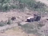 弹药砸下车辆爆炸！俄军称空降兵部队在乌东地区“摧毁”乌军士兵和装备