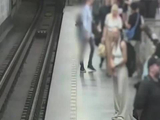 捷克男童低头看手机跌入铁轨 路人跳下救起瞬间列车驶过