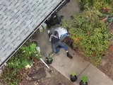 美国一男子与警方对峙向无人机开枪，驾拖拉机逃跑被撞停