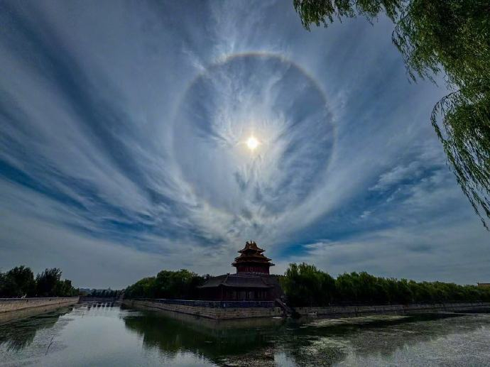 北京上空出现日晕天象