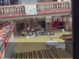 福建莆田特大暴雨致多处被淹，二层土木小楼今晨轰然垮塌，有老人小孩被困等待救援，当地正全力组织转移群众