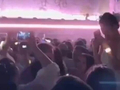 尴尬 | 演唱会求婚被后排喊坐下！此前还向周围观众撒喜糖