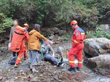 视频｜游客下山时误入水路摔伤，门头沟消防涉水救援