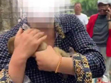 贵阳一男子在黔灵山抓起一只猕猴幼崽揣入怀中，称“它妈妈死了，我要养”，园方：已制止并送派出所，明确告知不得再犯