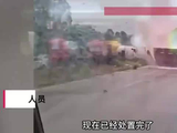 广西一油罐车侧翻，罐体有白色气体向外扩散，附近村民连夜疏散