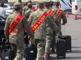 北京西站新兵集结转运！胸戴红花，身披绶带，奔赴各地军营，开启军旅生涯