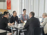 刘国梁公开现身名古屋亚运会赛场，与中国乒协主席王励勤等人围坐交流