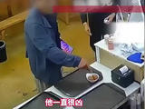 老人早餐吃不完想退鸡蛋，被拒绝后竟直接将蛋砸向店主，该不该被原谅？网友吵翻