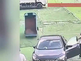 电三轮突然“自动驾驶”冲出十几米，男子跳车躲避，目击者：接错线路所致，人没受伤