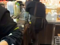 超市员工把脚踩在果切操作台水池上用抹布擦鞋，顾客拍下全程，商家回应了