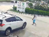 美国女子车内遭男子动粗锁喉 司机趁男子返回对其连开数枪