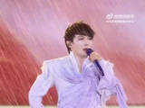 暴雨中周深唱响我爱你中国
