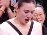 宋佳凭《山花烂漫时》获金鹰视后，含泪拥抱杨紫闫妮