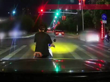 女子骑车占道慢行，后车超车后遭其别车压速，司机下车怒踹电动车，视频曝光