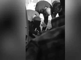 赴以航班机长被救援画面曝光：胸腹缠绷带躺在担架上 凶手双手被绑跪在登机口