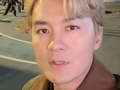 知名男歌手国庆假期现身街头，打扮怪异被认出，原因令人意外