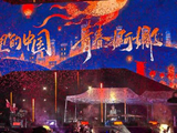 周深雨夜唱响灯火里的中国
