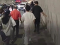 福建漳州一隧道疑车祸引发起火，多人弃车撤离，现场网友称有两辆车被烧毁