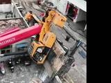 广东深圳一辆吊车作业时发生侧翻：吊臂压在多辆电动自行车上