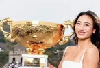 郑钦文登上长城拍下奖杯照