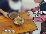 老板轻拍女子提醒上菜，女子暴怒摔盘离开