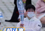 孙颖莎传递火炬现场画面