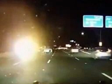 美国男子打开特斯拉FSD后睡着，撞上执勤警车，致2名巡警重伤