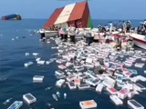 霍尔木兹海峡漂满iPhone？假的！