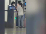 女子迟到错过高铁检票，情绪崩溃下跪求情，“我求你了，还有2分钟”！官方通报