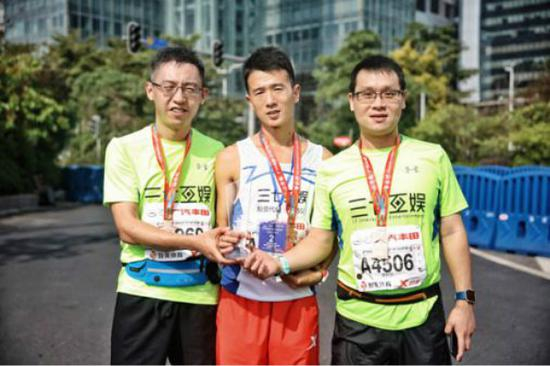 李逸飞与他跑马拉松的小伙伴